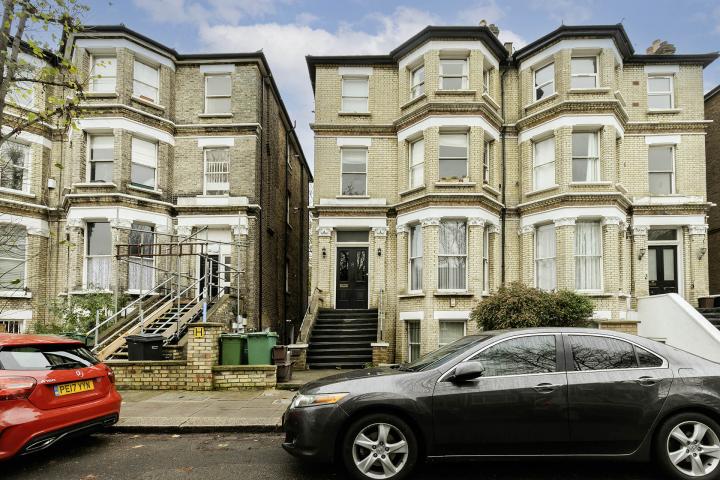 			1 Bedroom, 1 bath, 1 reception Apartment			 Garlinge Road, Kilburn